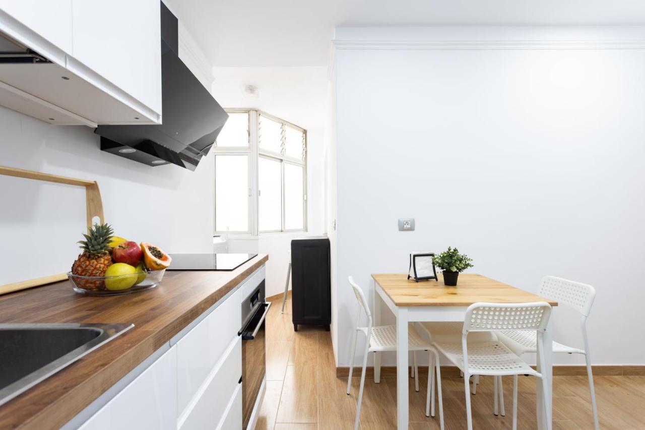 Home2book Design Black & White Cruz Apartment